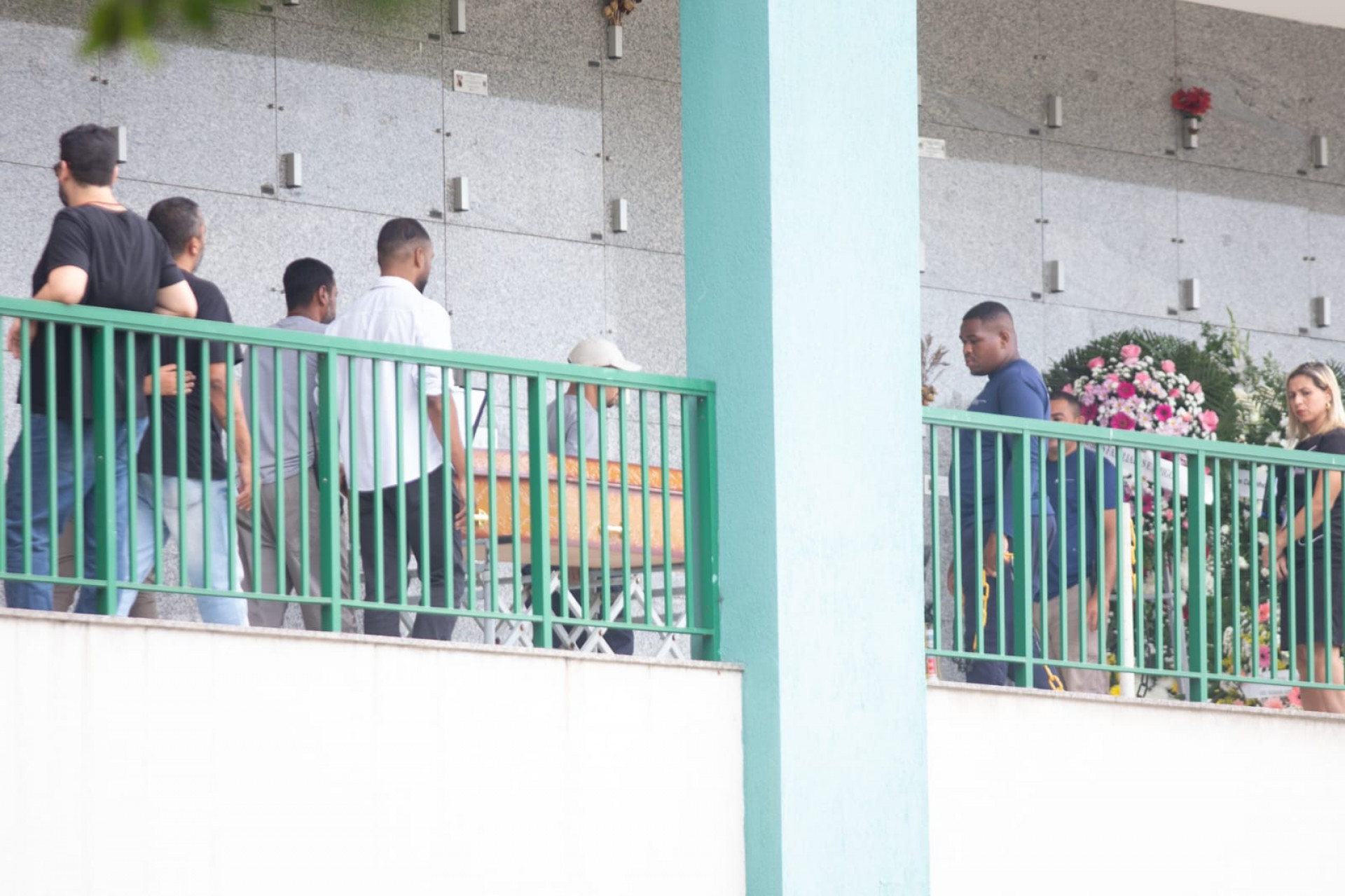 Enterro de Francisco Farias, 9 anos, aconteceu nesta quarta no Cemitério do Caju - Érica Martin/Agência O DIA