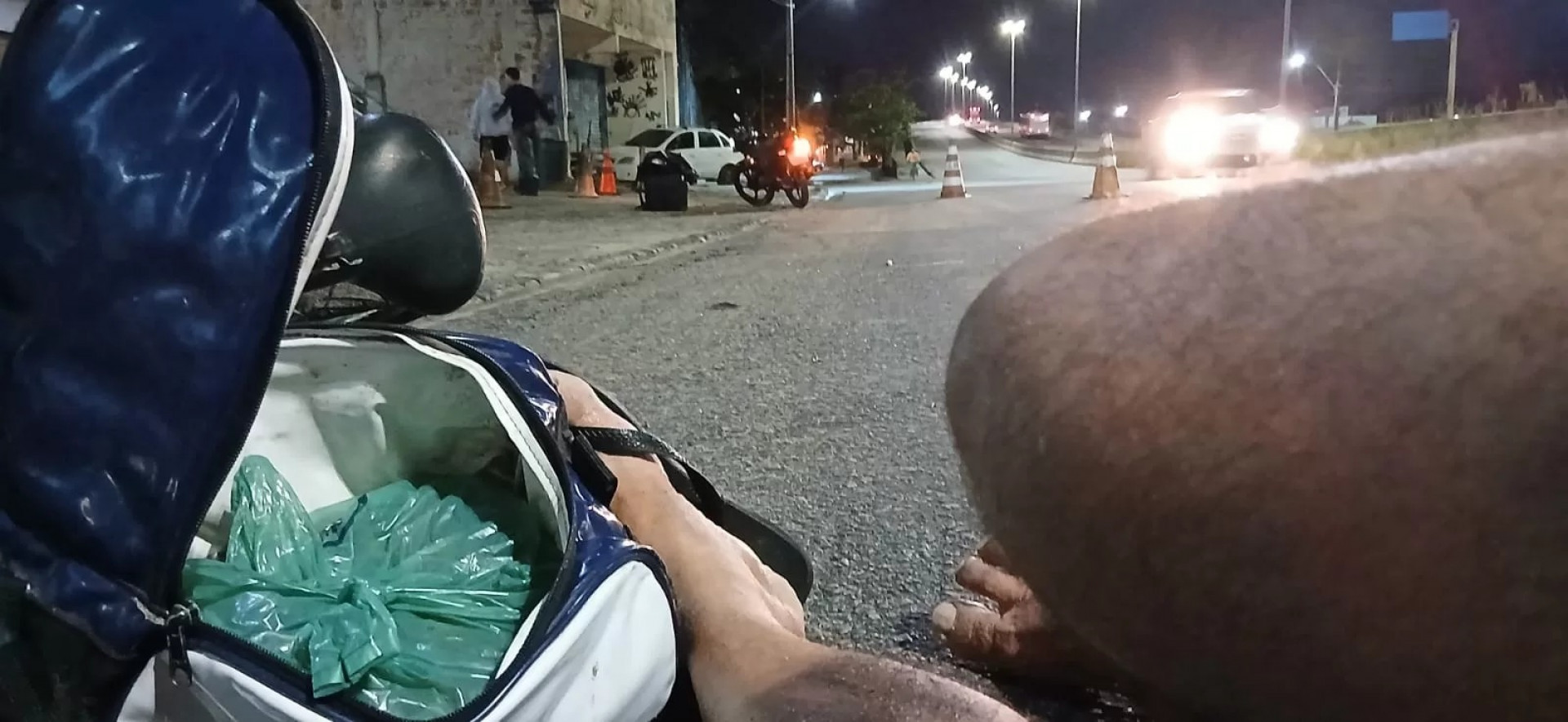 Vítima é atendida após queda causada por impacto. - Reprodução