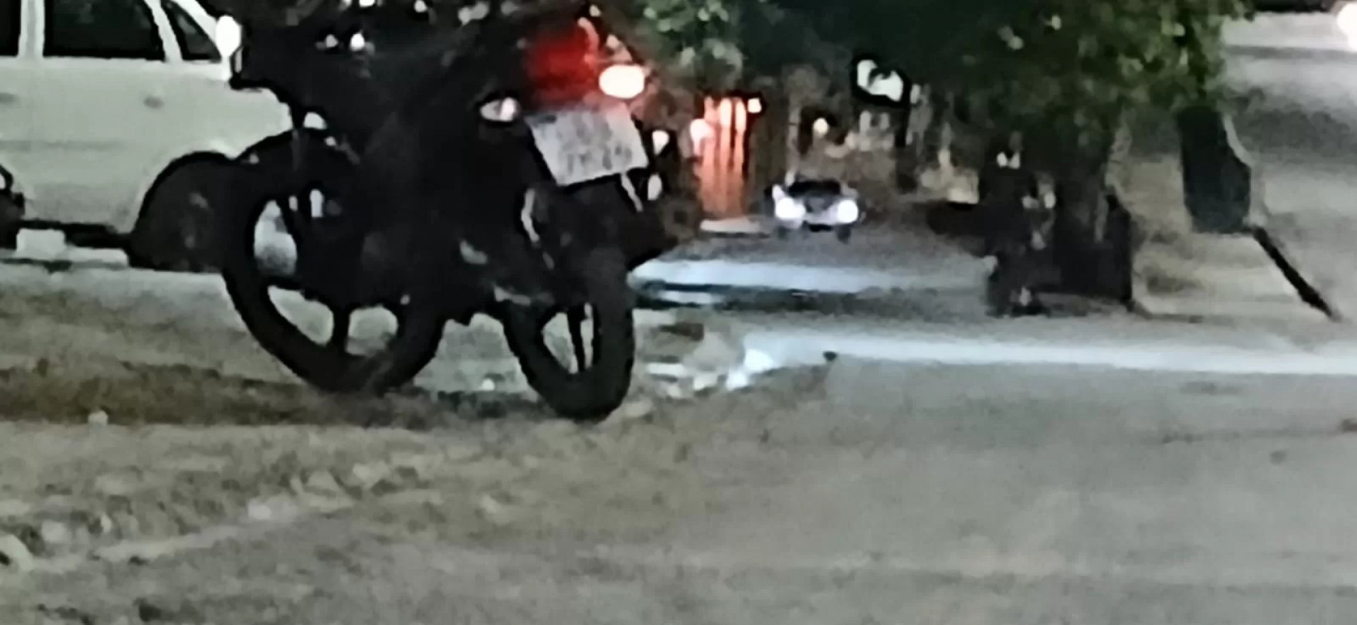 Populares prestam auxílio à vítima no local. - Reprodução