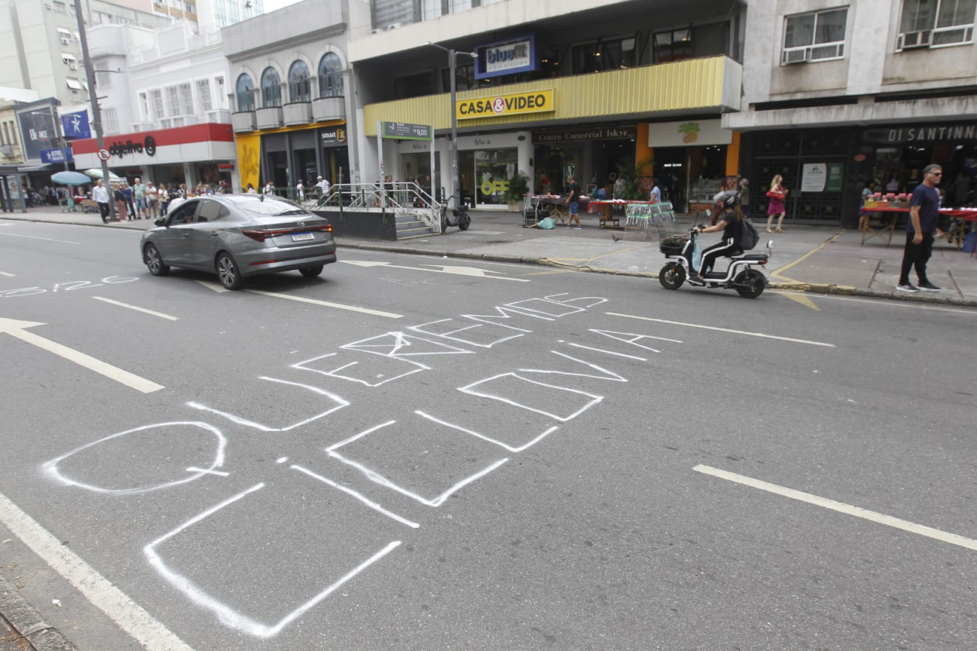 Pintura pede a instalação de uma ciclovia na Rua Conde de Bonfim - Reginaldo Pimenta / Agência O Dia