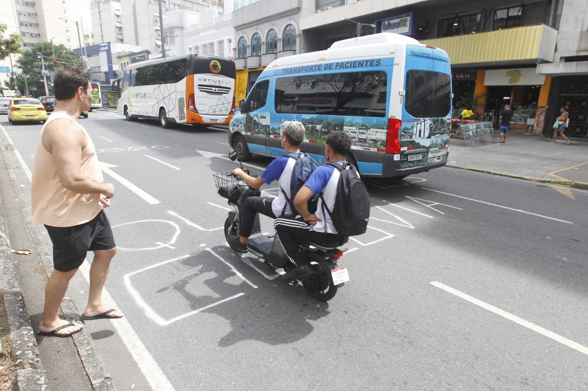 Ciclistas continuam passando pela Rua Conde de Bonfim - Reginaldo Pimenta / Agência O Dia