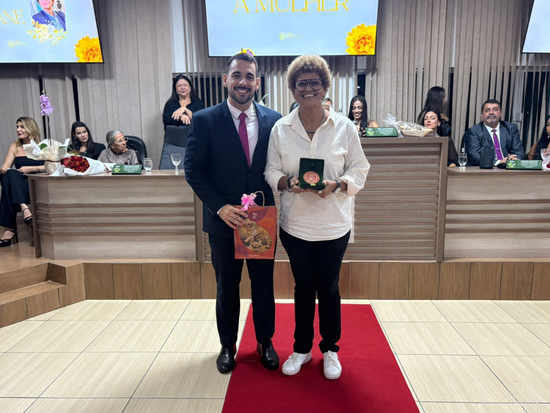 Medalha Sheila Atalla une homenagem e bastidores da política local na Câmara aldeense