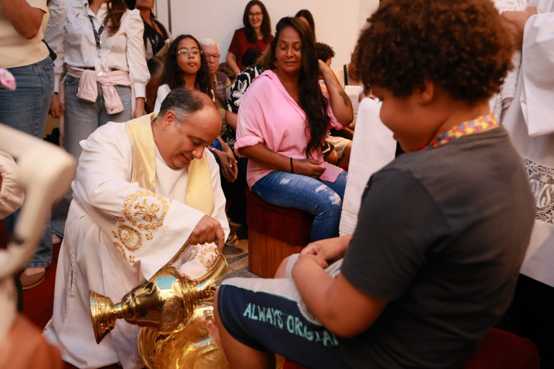 Padre Omar lavou os p&eacute;s de crian&ccedil;as no espectro autista durante missa no Santu&aacute;rio Cristo Redentor - Neemias Gonzaga/Parceiro/Ag&ecirc;ncia O Dia