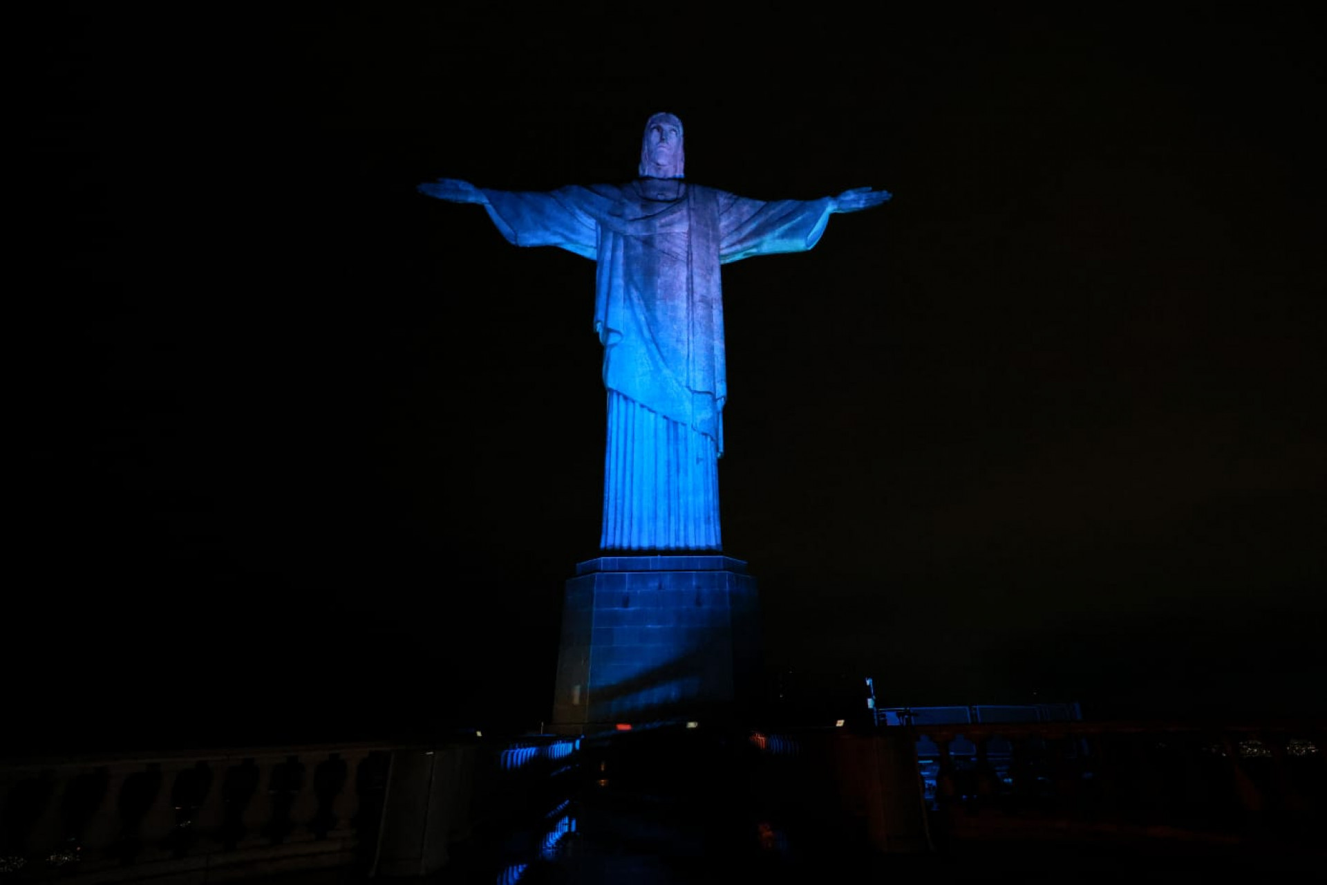 Dia Mundial da Conscientiza&ccedil;&atilde;o sobre o Autismo: Cristo Redentor ganha ilumina&ccedil;&atilde;o azul - Neemias Gonzaga/Parceiro/Ag&ecirc;ncia O Dia