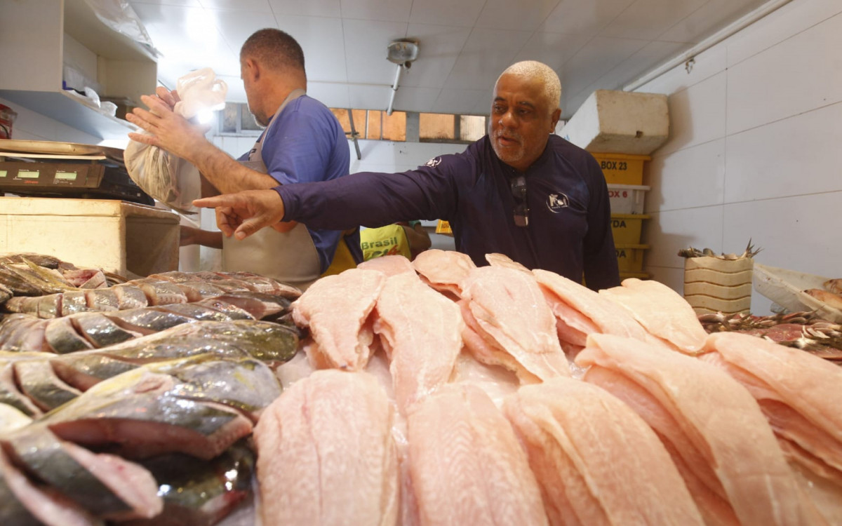 Vanderson Generoso deu dicas de como ver se o peixe está fresco