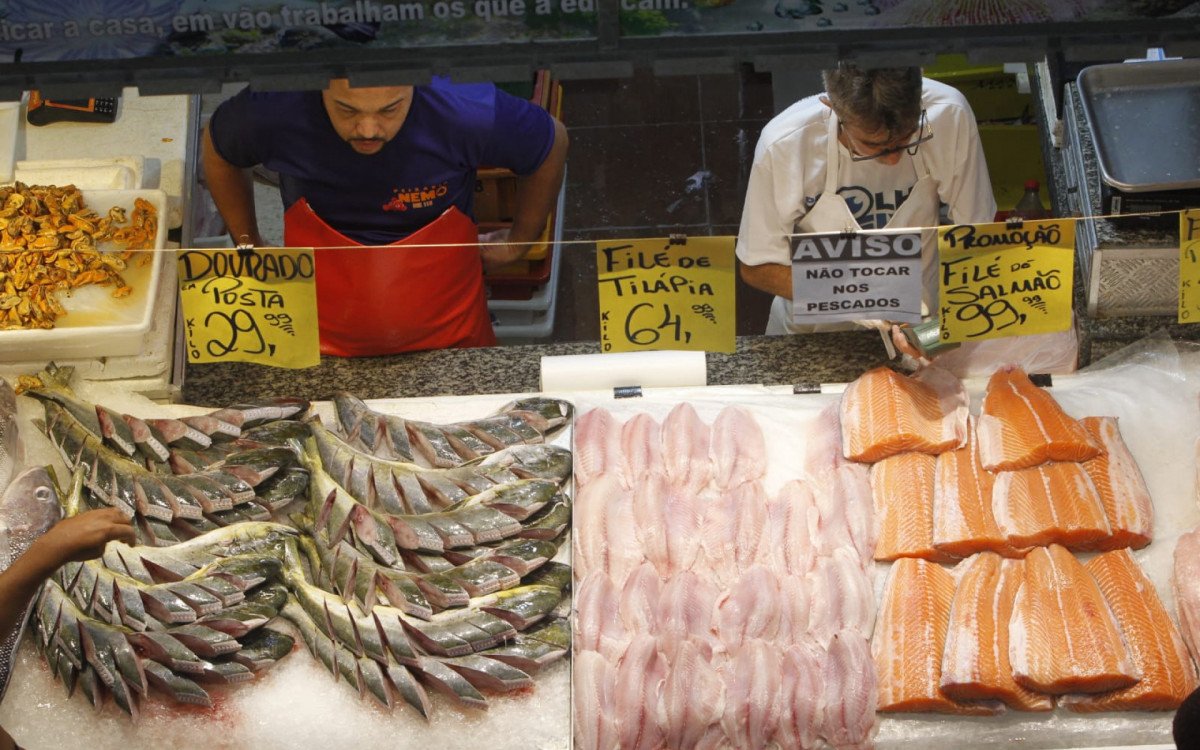 Peixes frescos chamam atenção de consumidores no Mercado São Pedro