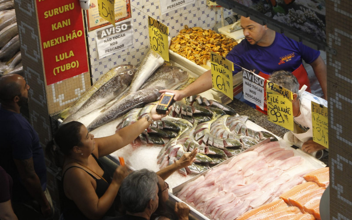 Peixes frescos chamam atenção de consumidores no Mercado São Pedro
