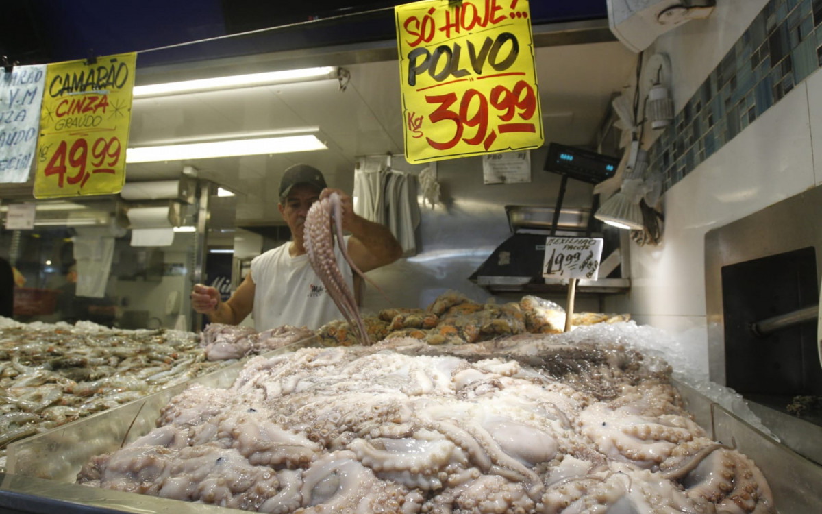 Peixes frescos chamam atenção de consumidores no Mercado São Pedro