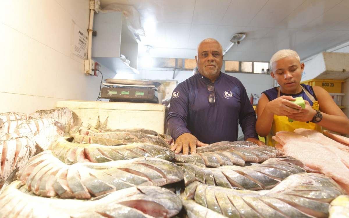 Vanderson Generoso deu dicas de como ver se o peixe está fresco