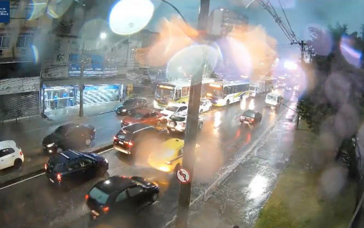 Chuva forte com raios e trovões atinge regiões no Rio