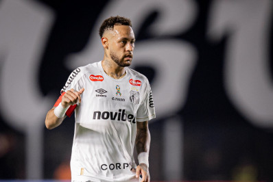 Neymar recebe terceiro amarelo e está fora de Flamengo x Santos
