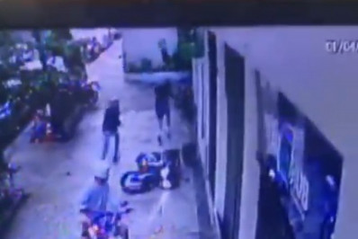 Vídeo: criminosos roubam moto e perseguem vítima por capacete no Catete