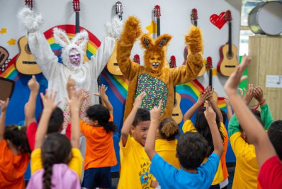 ONG Favela Mundo promove festa de Páscoa para crianças do Caju 