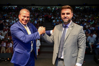 Wladimir transmite cargo de prefeito ao vice, em solenidade de muita emoção