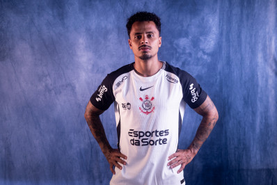 Após expulsão por gesto obsceno em Fluminense x Corinthians, Allan pede desculpas