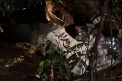 Árvore cai sobre carro na Glória durante temporal; motorista é resgatado