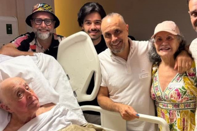 Mauro Mendonça completa 95 anos e comemora no hospital ao lado da família