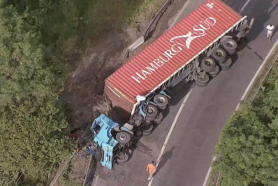 Dois acidentes travam a Rio-Santos no acesso para a Avenida Brasil