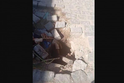 Morador relata buracos na Rua Clara Nunes, na Vila do Ar, em Cabo Frio