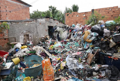 Ação em Cabo Frio retira três caminhões de resíduos de residência no Peró