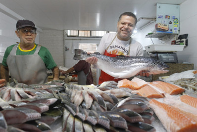 Mercado de Peixe São Pedro fica lotado às vésperas da Sexta-Feira Santa