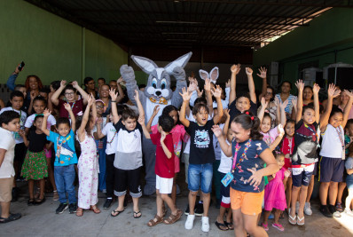 Coelhinho da Páscoa visita crianças do Laço Azul e transforma a manhã em alegria e afeto em Volta Redonda