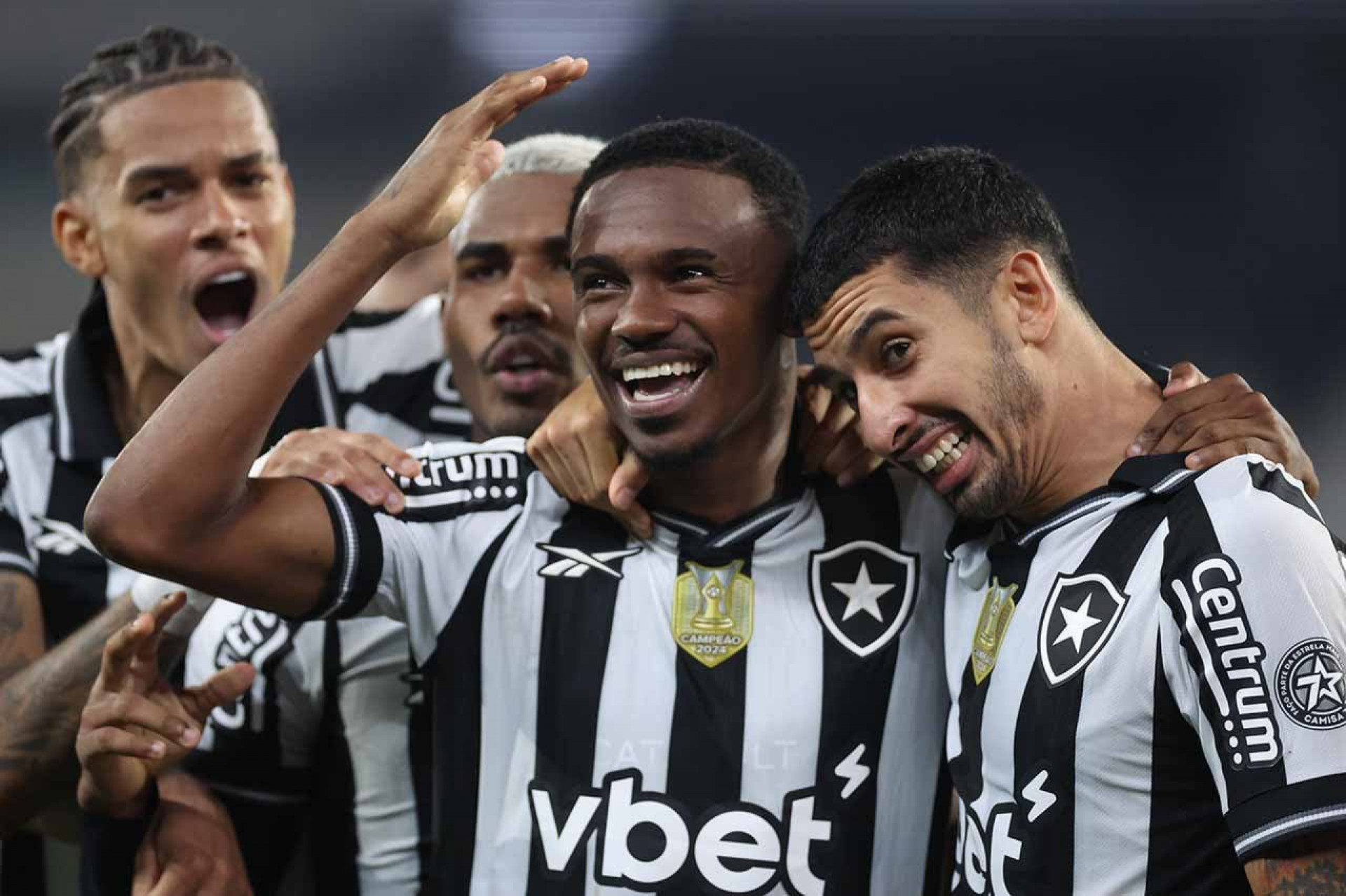Lyon aciona Fifa e cobra d&iacute;vida do Botafogo por compra de Jeffinho