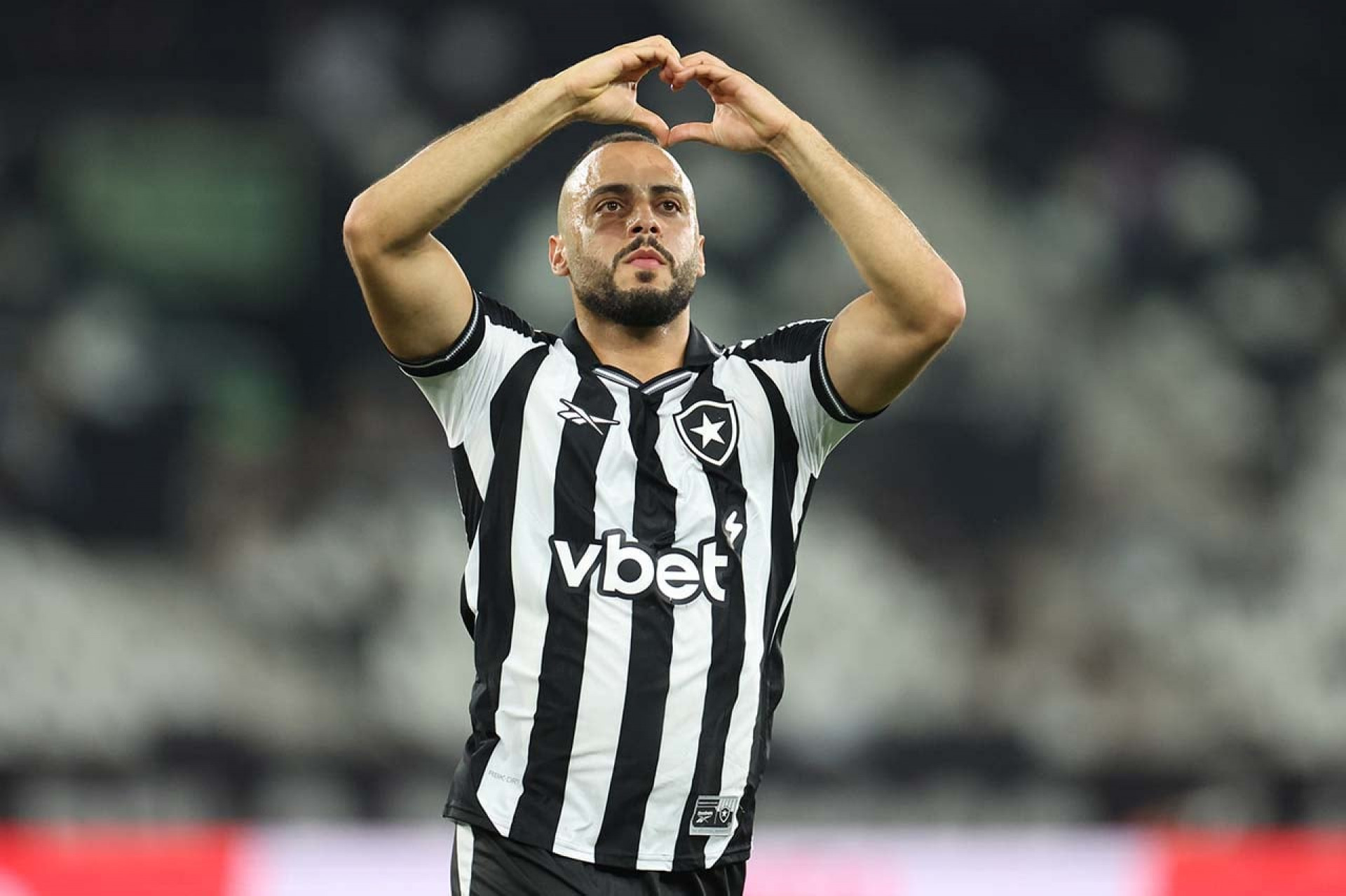 Arthur Cabral encerra jejum de quase dois meses no Botafogo