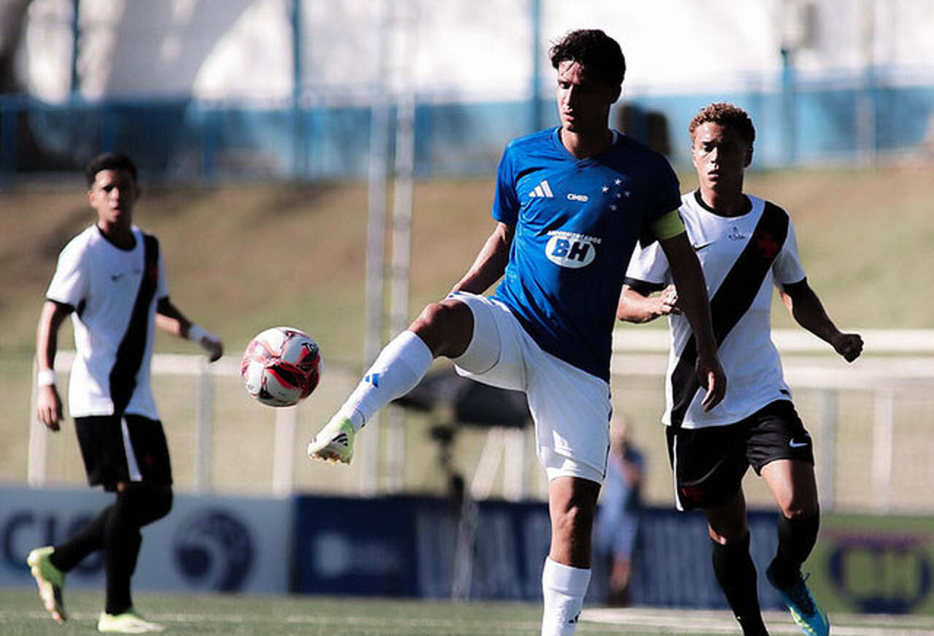 Cruzeiro bate o Vasco de virada e vence na Toca da Raposa pelo Brasileir&atilde;o Sub-20