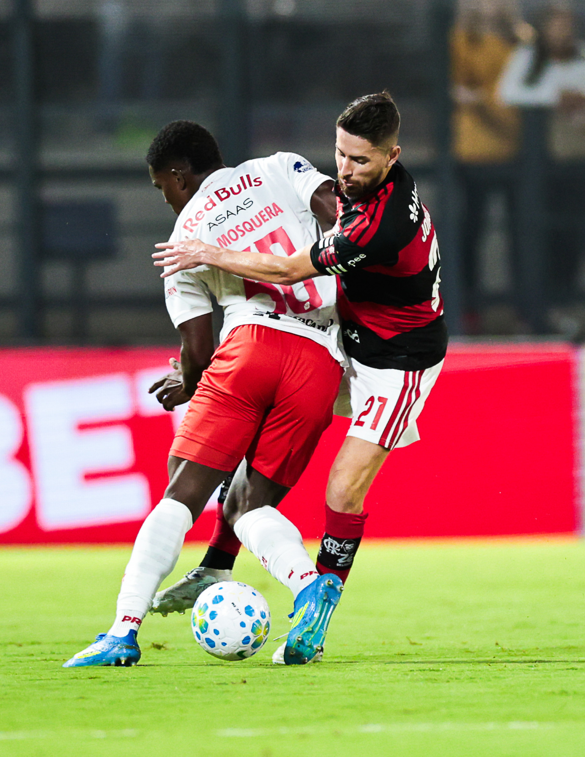 O meio-campo Jorginho teve trabalho diante do atacante colombiano Mosquera, em Bragança Paulista - Gilvan de Souza- Flamengo