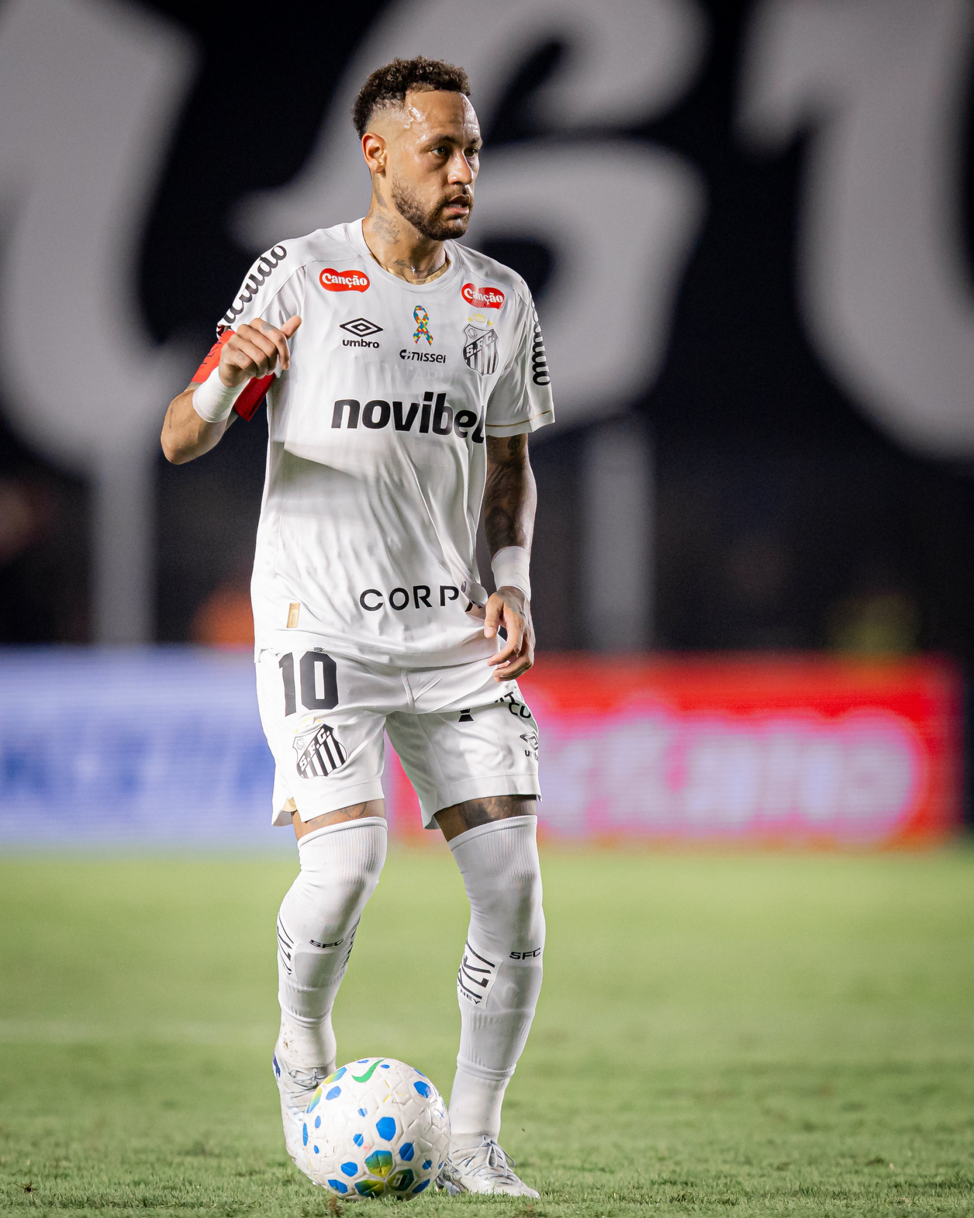 Neymar recebe o terceiro cartão amarelo e está fora de Flamengo x Santos