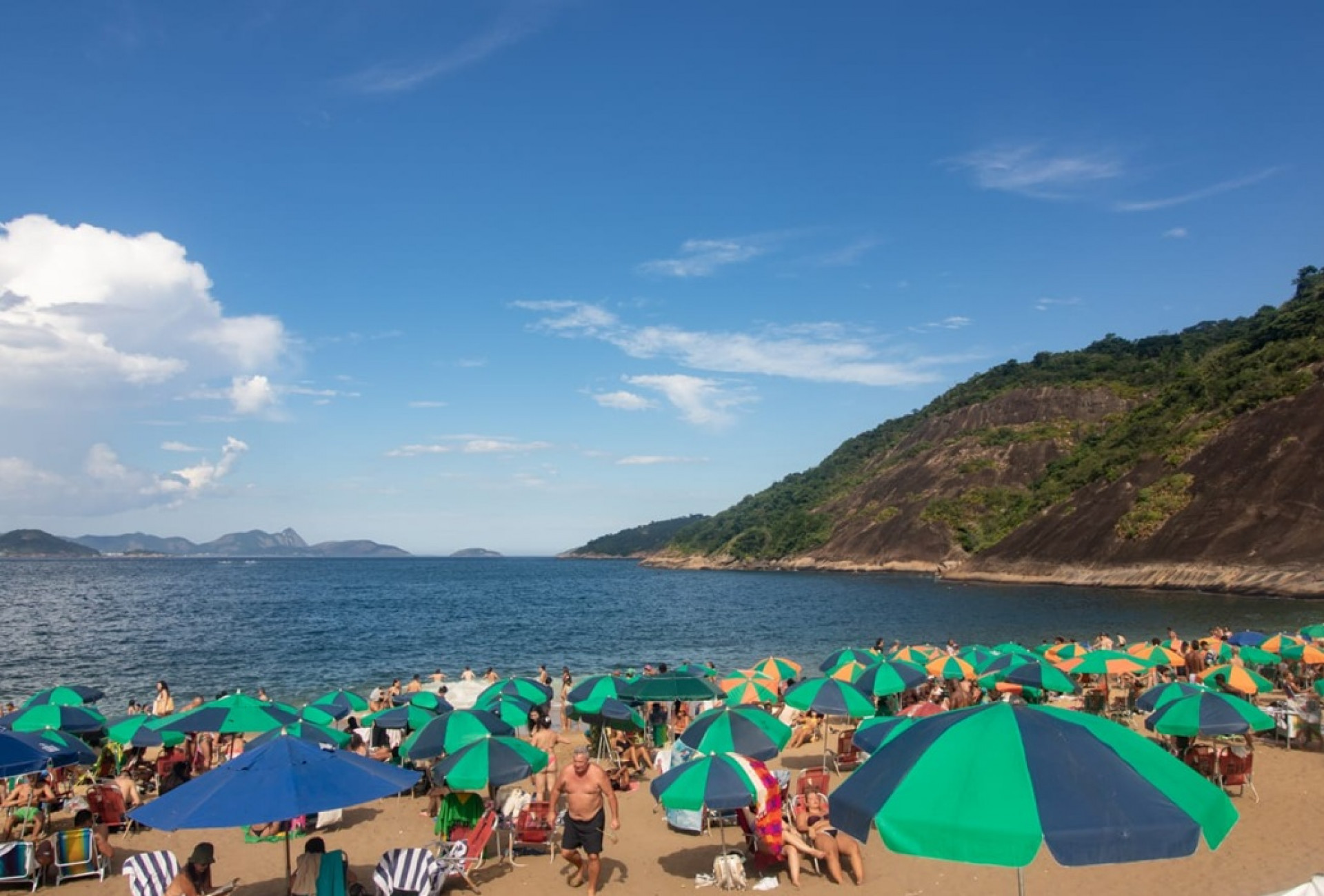 Banhistas lotam a Praia Vermelha, na Urca - Érica Martin/Agência O Dia