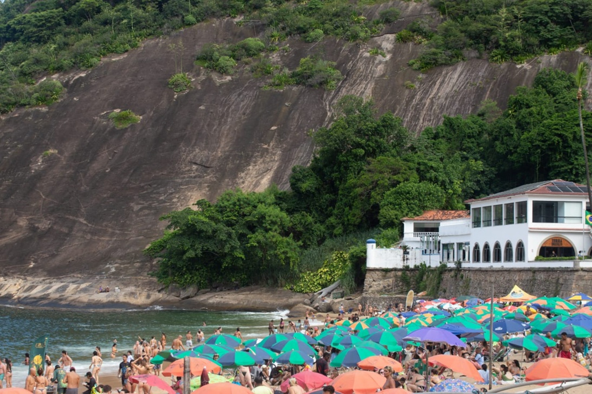 Banhistas lotam a Praia Vermelha, na Urca - Érica Martin/Agência O Dia