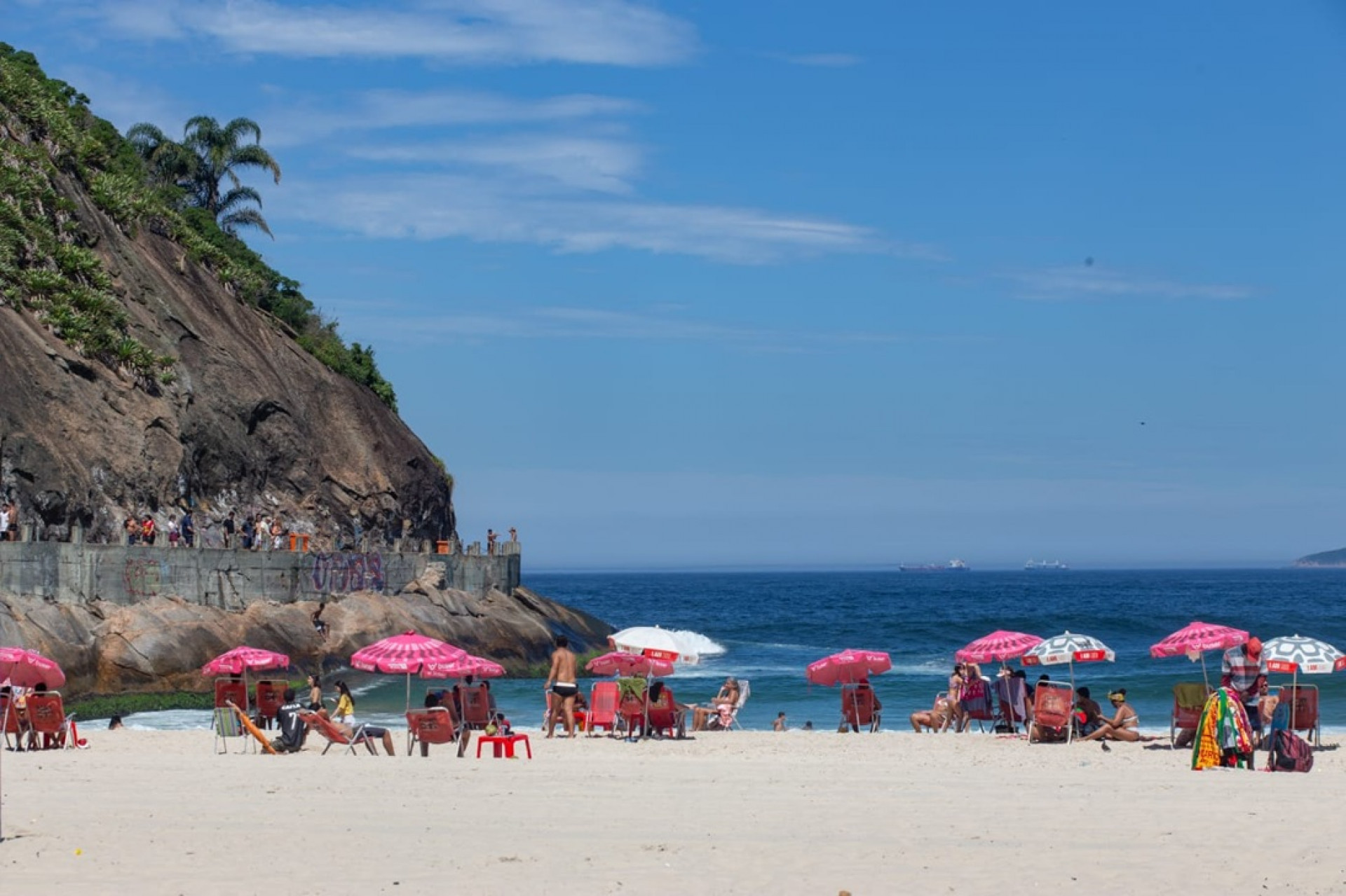 Banhistas na Praia do Leme, nesta quinta-feira ensolarada - Érica Martin/Agência O Dia