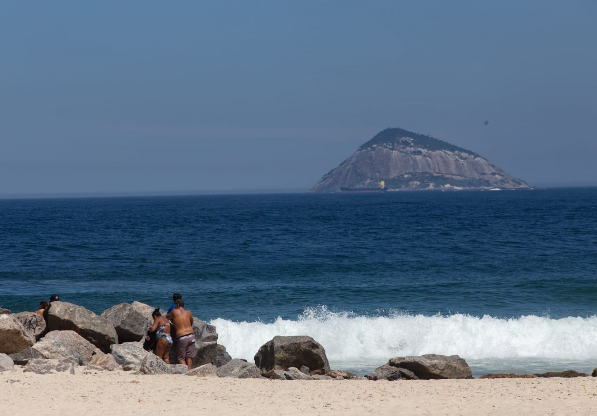 Banhistas na Praia do Leme, nesta quinta-feira ensolarada - Érica Martin/Agência O Dia