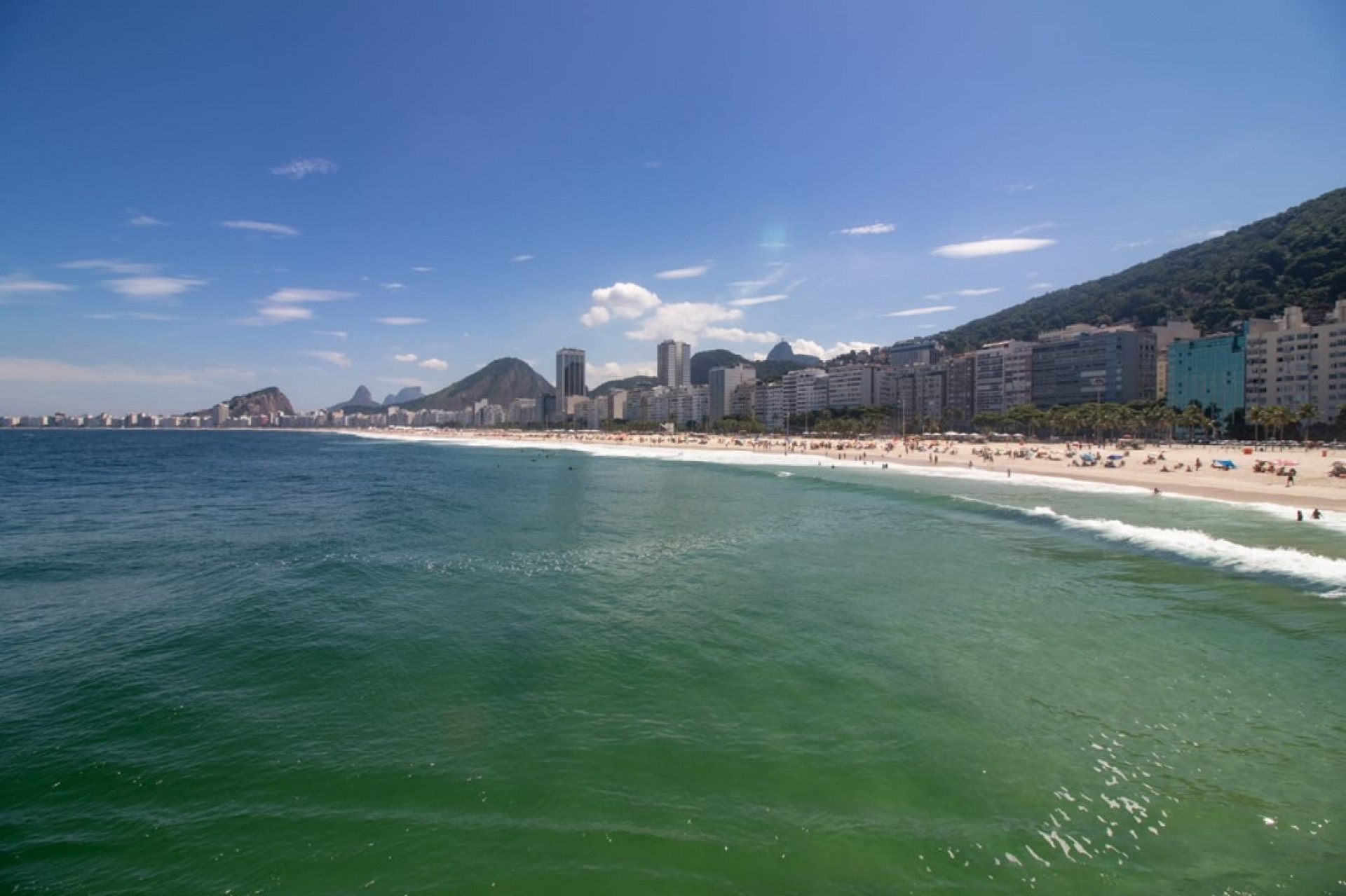 Banhistas na Praia do Leme, nesta quinta-feira ensolarada - Érica Martin/Agência O Dia