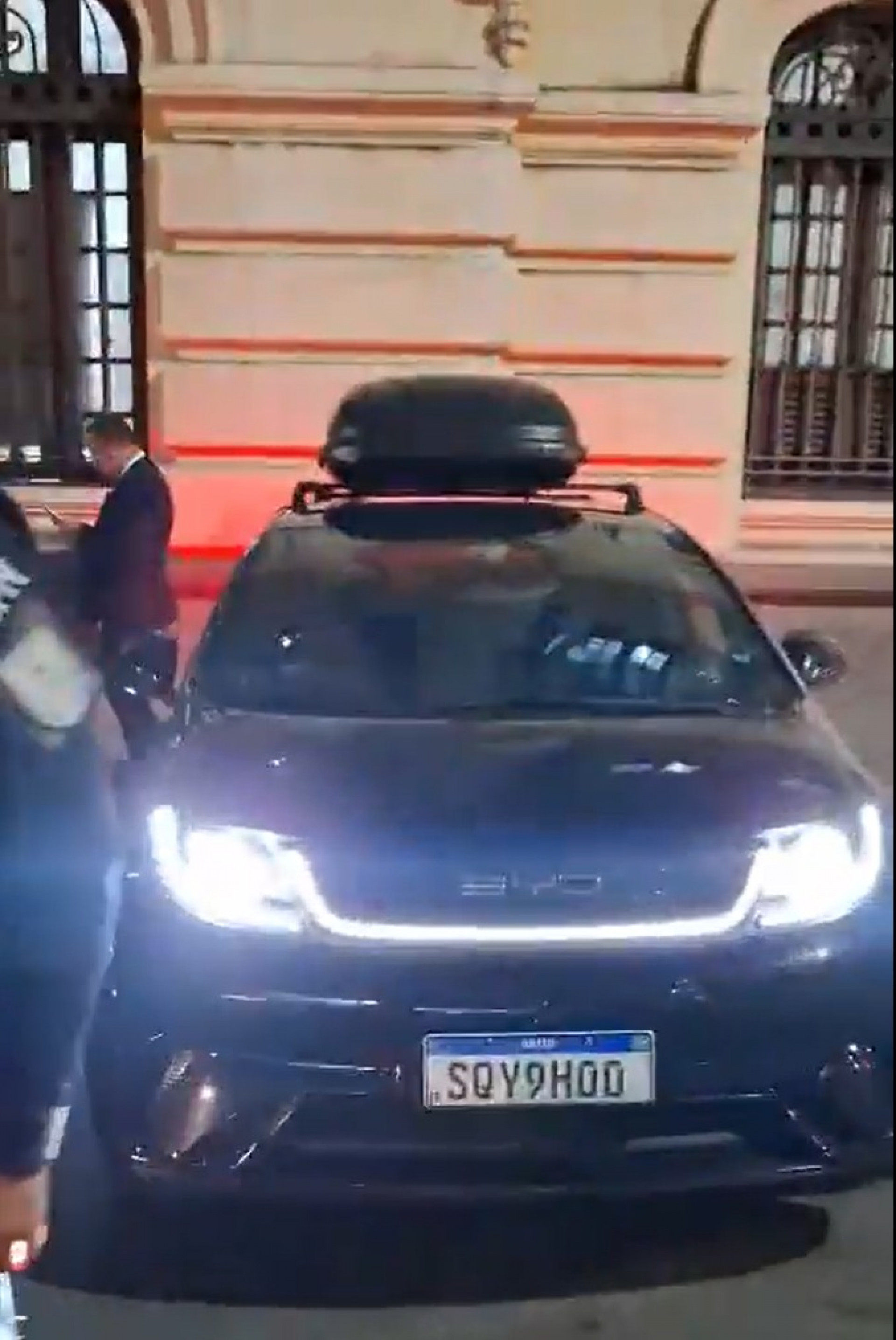 Um dos veículos roubados é um BYD - Reprodução / PMERJ