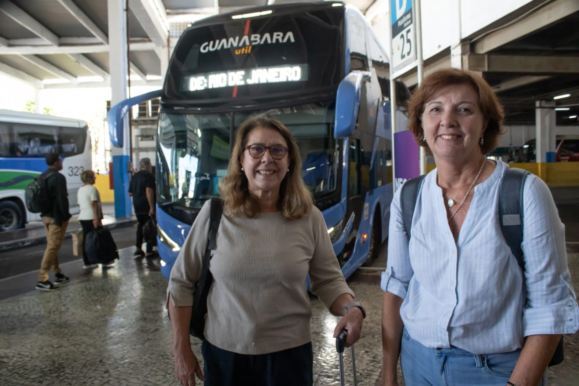 Maria Cecília Menezes (esquerda) irá com a prima para Aparecida do Norte, em São Paulo - Érica Martin / Agência O Dia