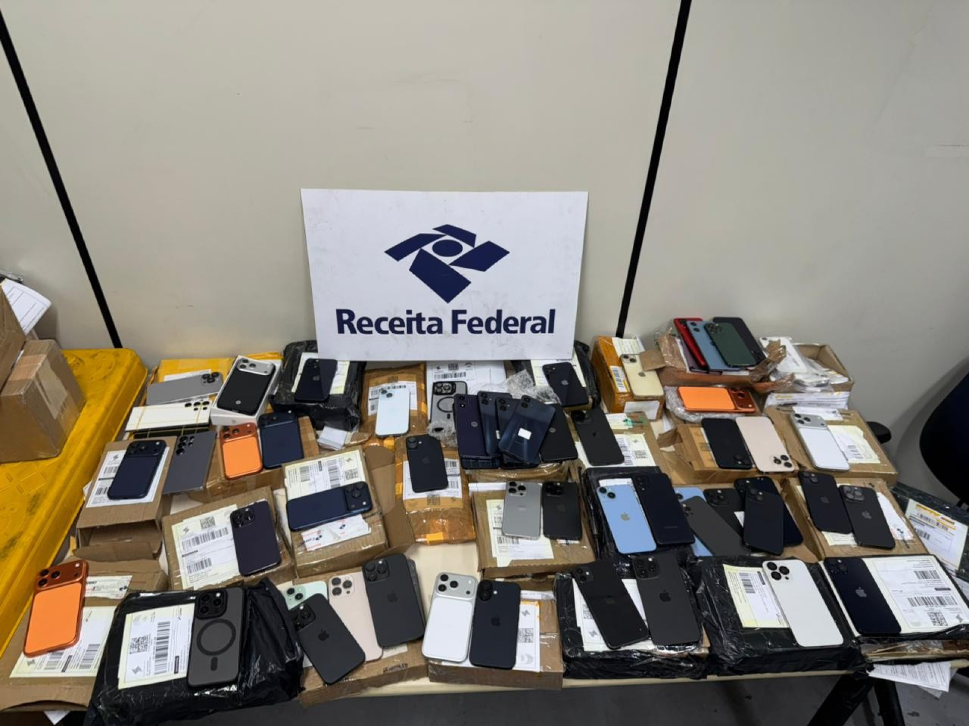 Mais de 60 celulares roubados são apreendidos em Centro dos Correios no Rio