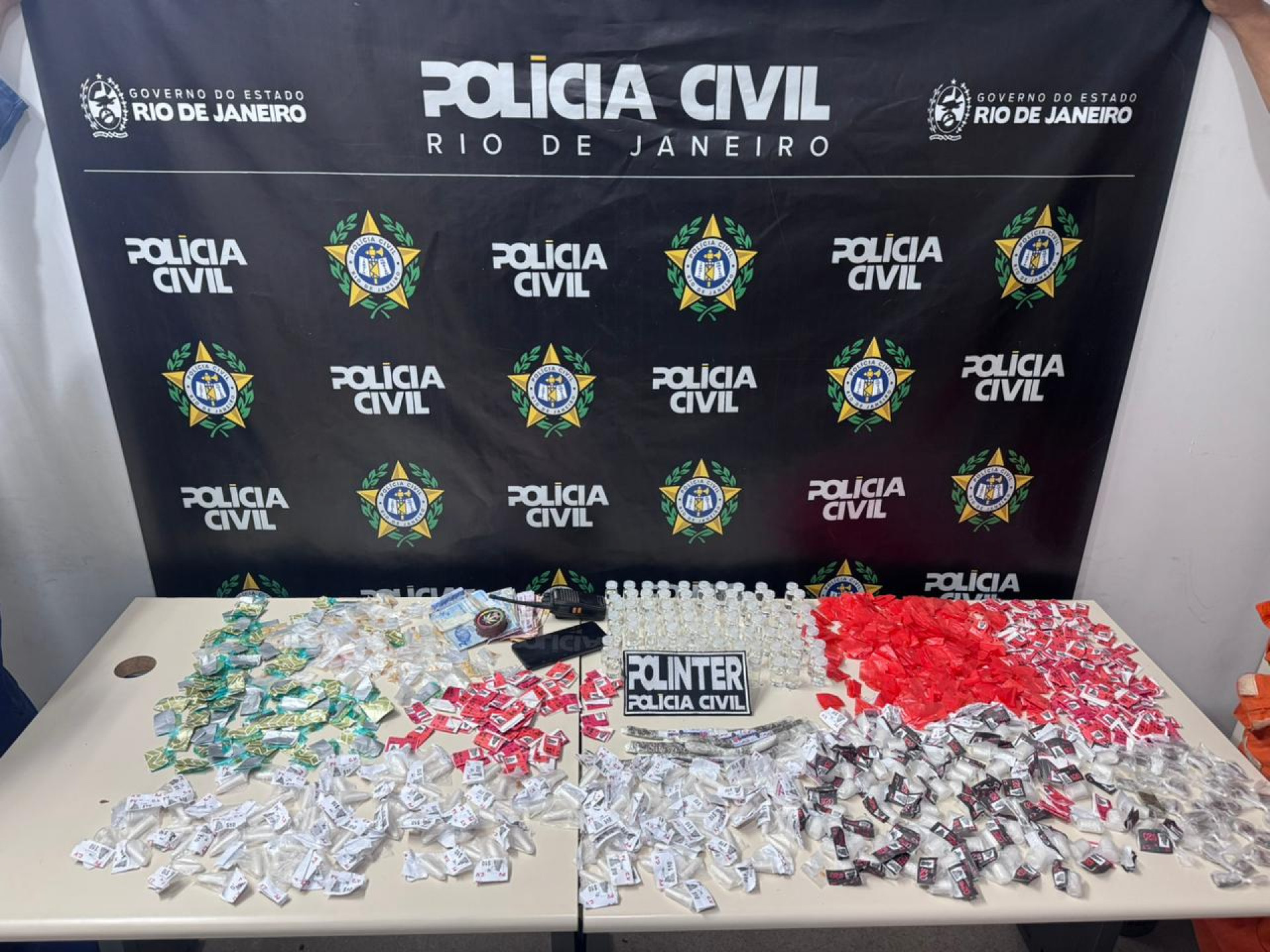 Policiais da DC-Polinter apreenderam grande quantidade de drogas na ação - Reprodução