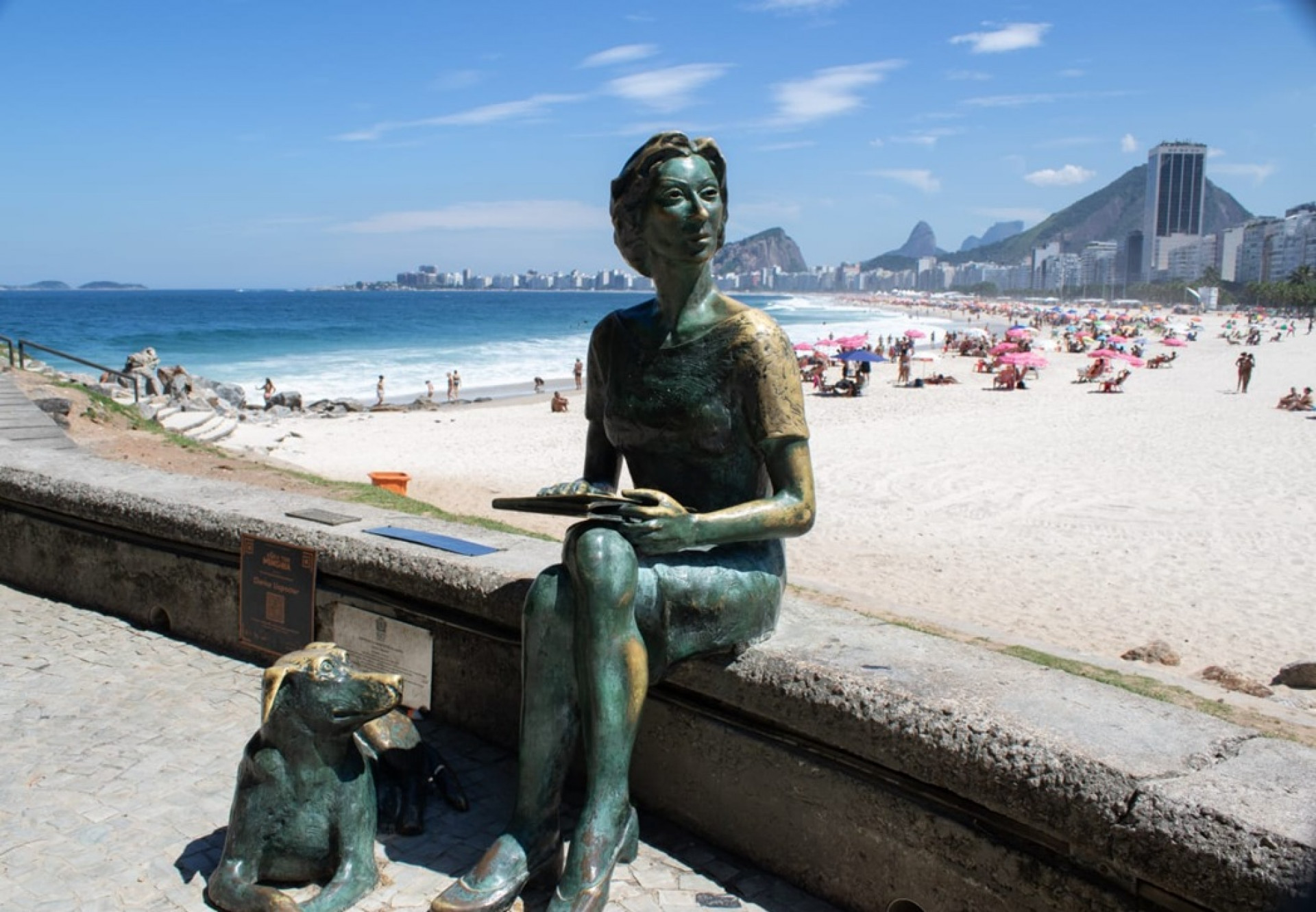Estátua de Clarice Lispector, na Praia do Leme - Érica Martin/Agência O Dia