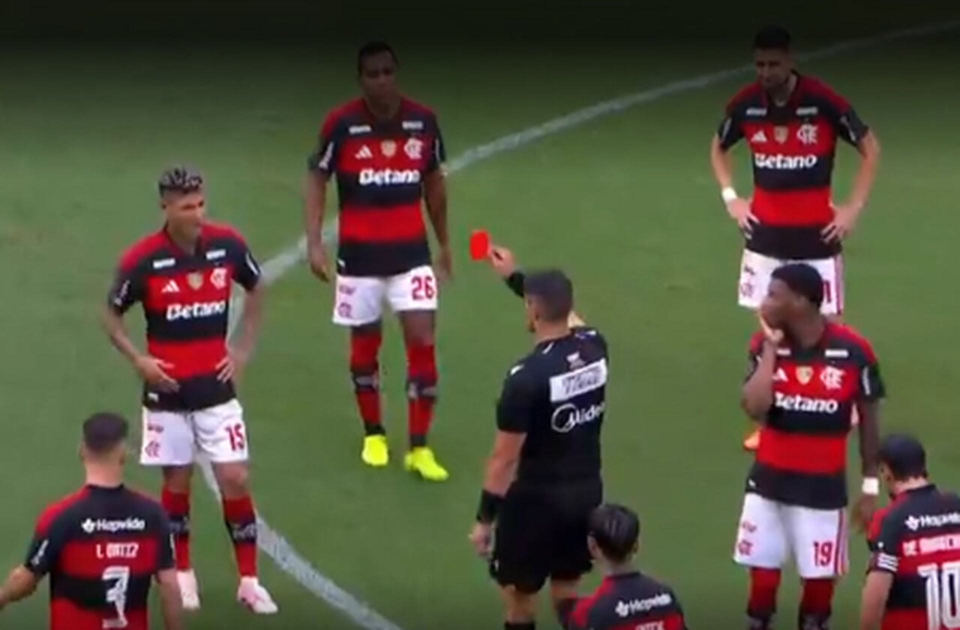 Carrascal &eacute; suspenso ap&oacute;s expuls&atilde;o pelo Flamengo na Supercopa do Brasil