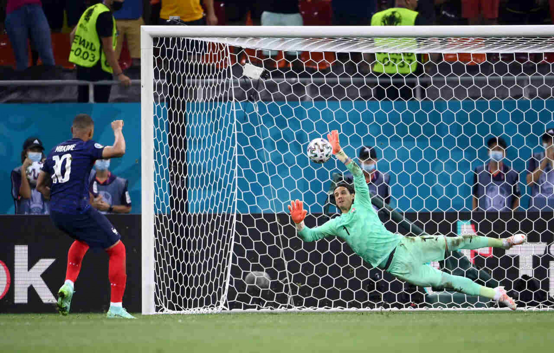 Mbapp&eacute; revela que pensou em deixar a sele&ccedil;&atilde;o ap&oacute;s sofrer racismo