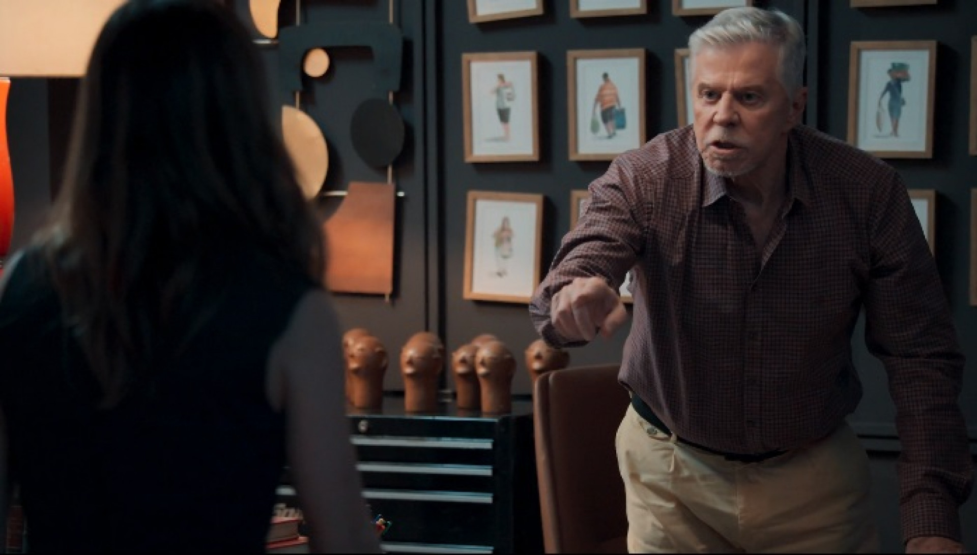 Kasper (Miguel Falabella) confronta Lucélia (Daphne Bozaski) em 'Três Graças' - Reprodução de vídeo / TV Globo