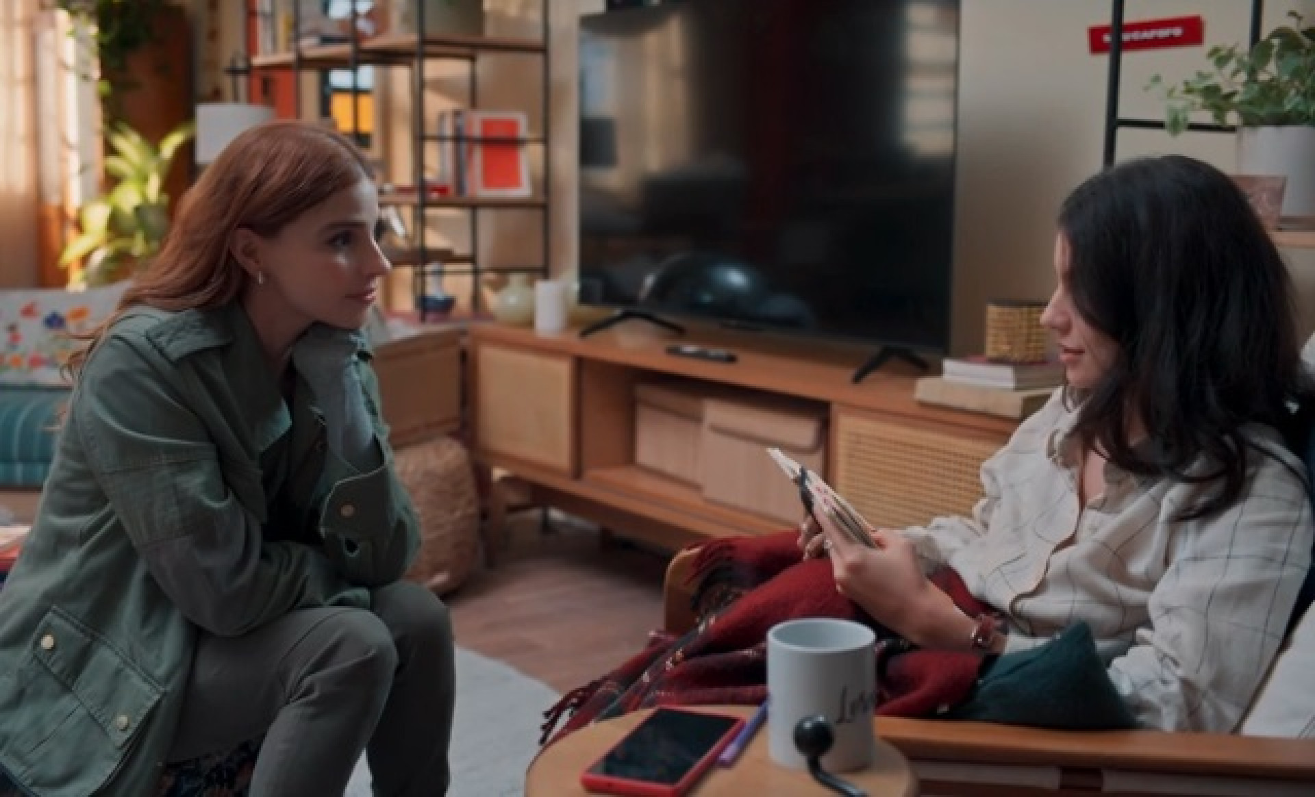 Lorena (Alanis Guillen) e (Gabriela Medvedovsky) formam um casal em 'Três Graças' - Reprodução de vídeo / TV Globo