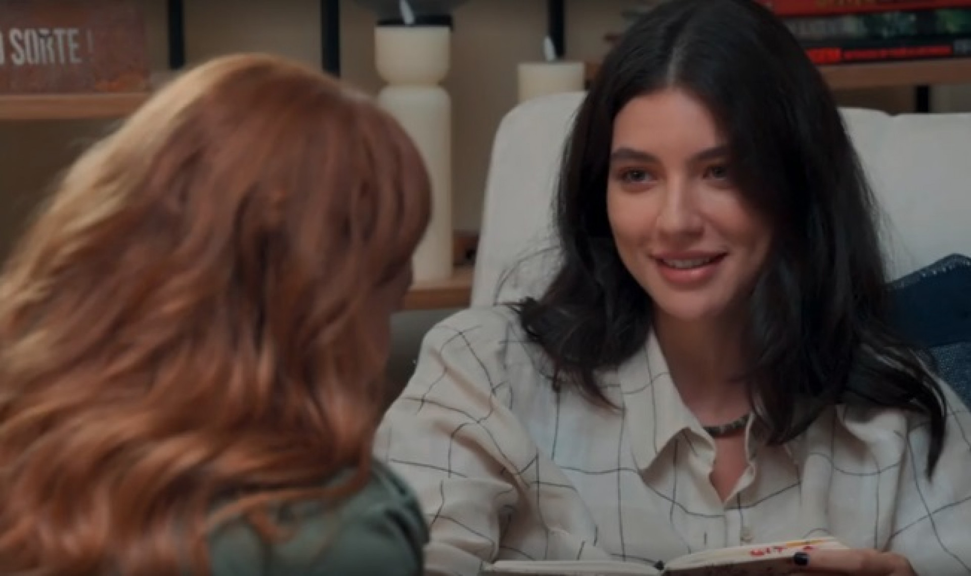 Lorena (Alanis Guillen) e (Gabriela Medvedovsky) formam um casal em 'Três Graças' - Reprodução de vídeo / TV Globo