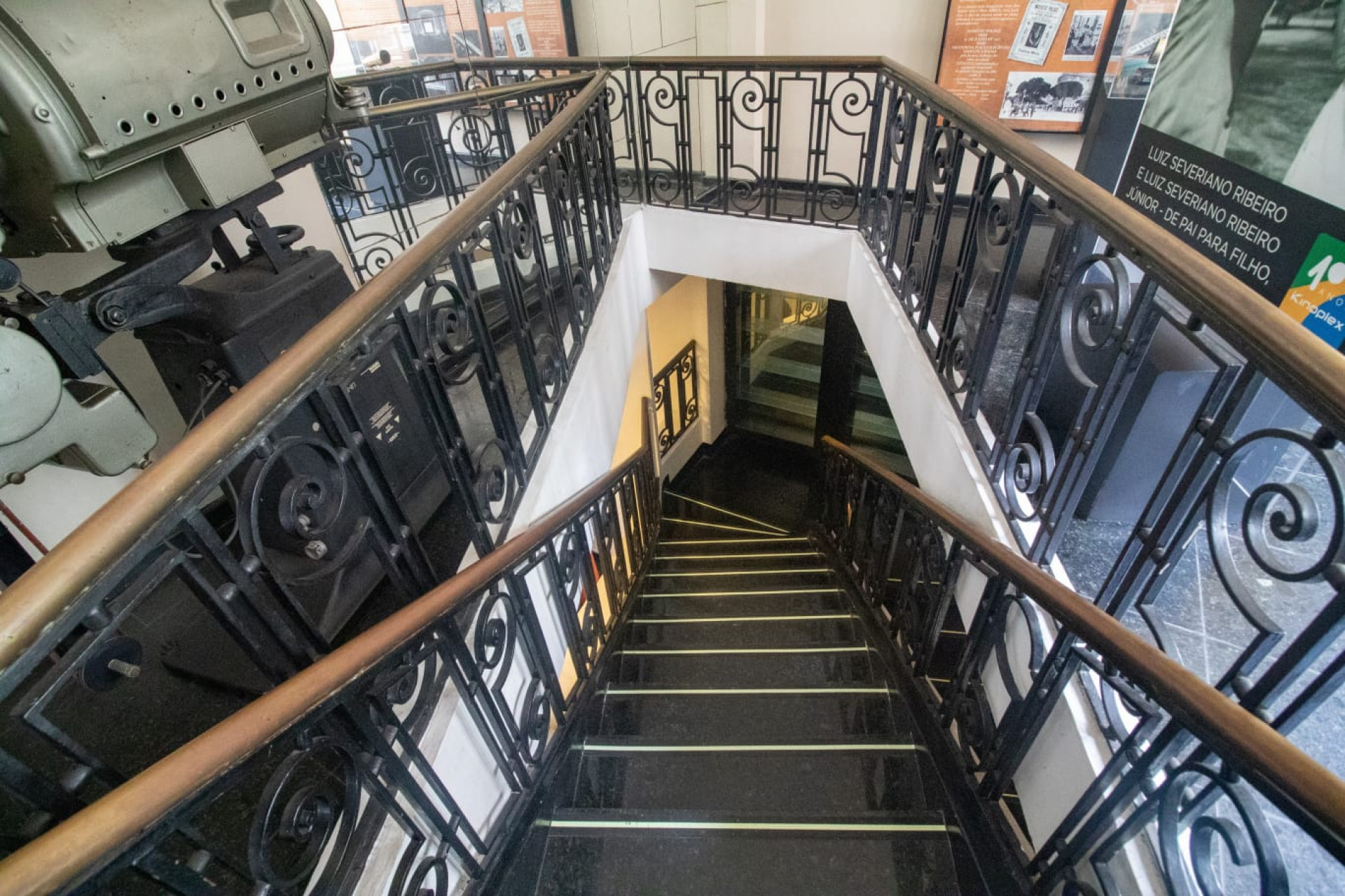 Escadaria que leva ao segundo andar do Cine Odeon - Érica Martin / Agência O Dia