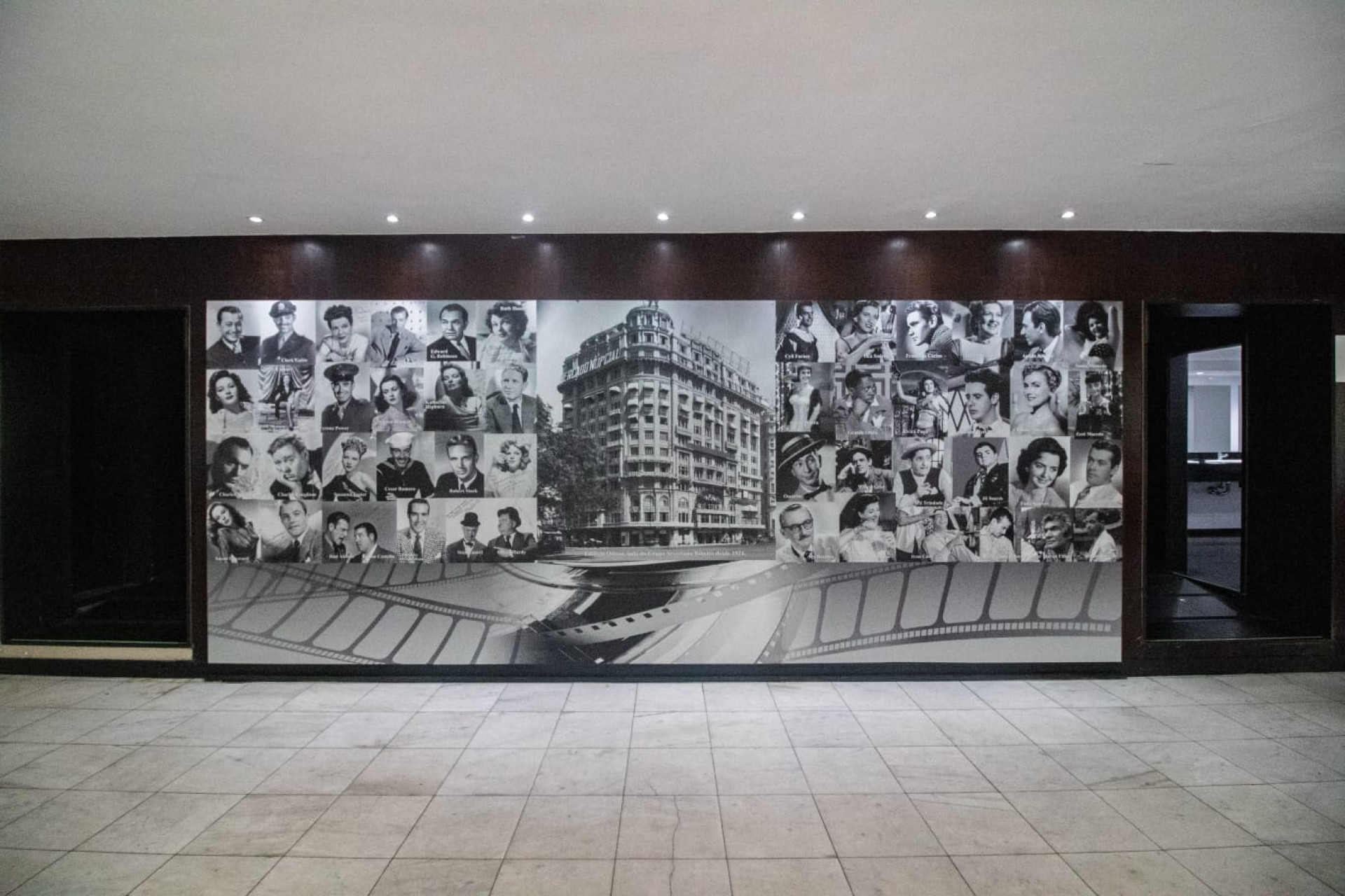 Parede traz fotos de figuras históricas que já estiveram no Cine Odeon - Érica Martin / Agência O Dia