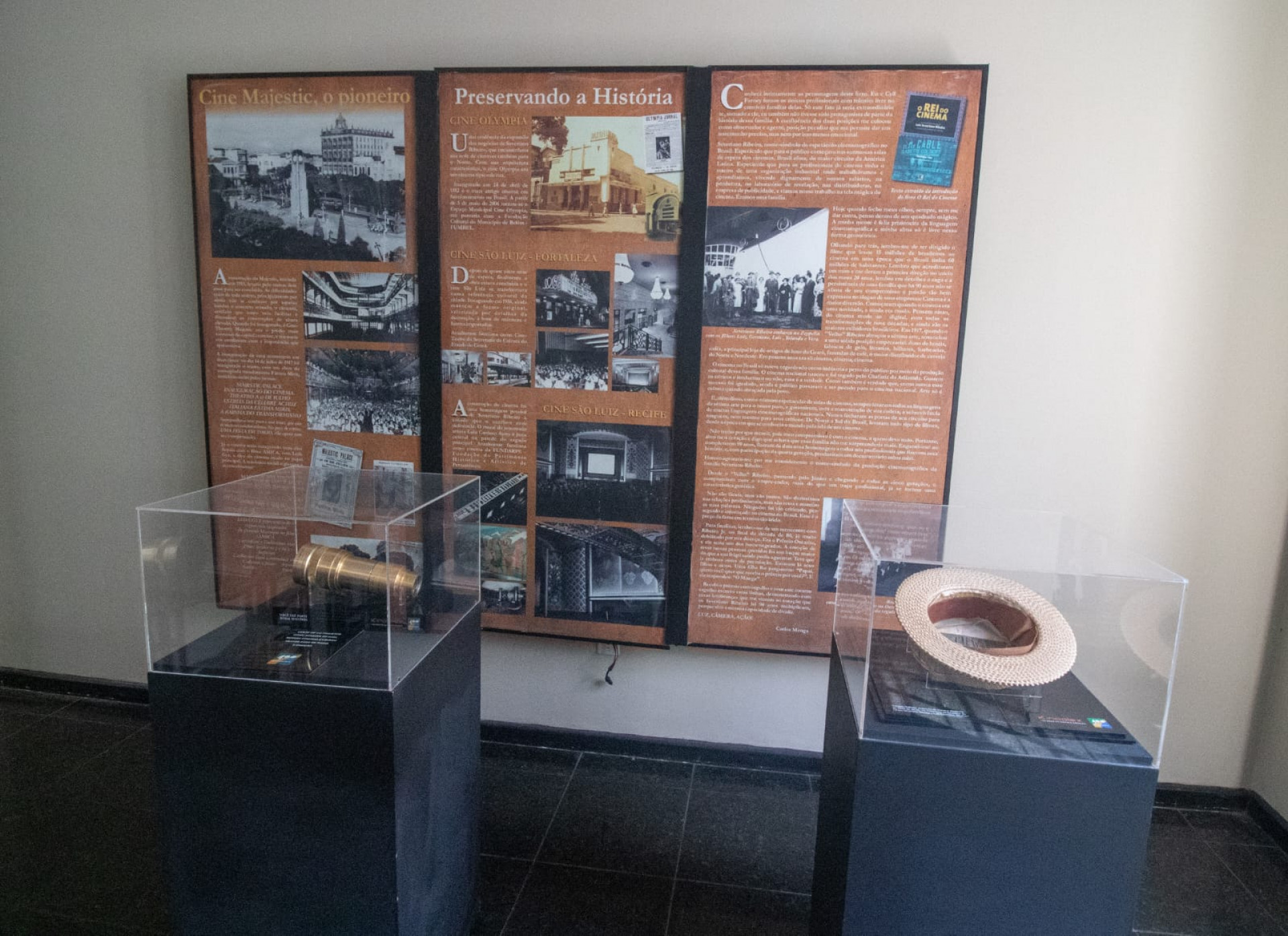 Peça antiga de um projetor do Cine Odeon e chapéu utilizado por Luiz Severiano Ribeiro - Érica Martin / Agência O Dia