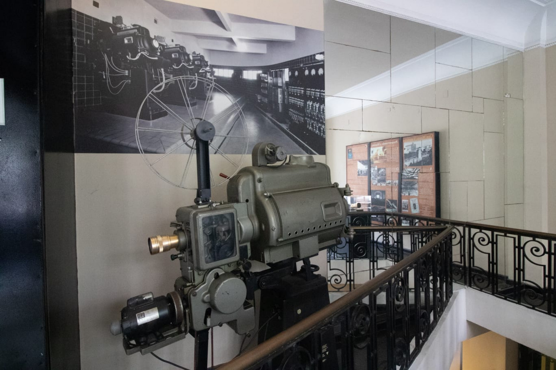 Projetor antigo que era utilizado no Cine Odeon - Érica Martin / Agência O Dia